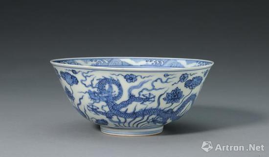 青花莲池游龙纹碗 明弘治 高7厘米 口径16厘米 足径6厘米 故宫博物院藏