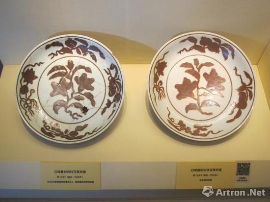 左侧:《白地酱彩折枝花果纹盘》 明弘治 2004年景德镇御窑遗址出土 景德镇御窑博物馆藏 右侧:《白地酱彩折枝花果纹盘》 明弘治 故宫博物院藏