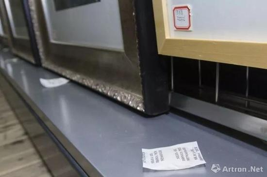 浙江美术馆库房,藏品下方放着防虫小包