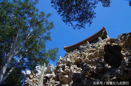 坐落在故宫御花园东北部的堆秀山,是一座由珍贵的太湖石堆砌而成的人造假山。虽然仅有10米高,却显得挺拔俊秀,精巧雅致。