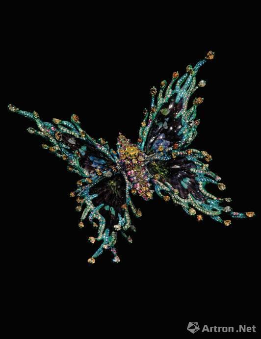 2012 | LOT 907 陈世英设计,彩色钻石配彩色刚玉及水晶“凌波”胸针 成交价 HKD 2,990,000