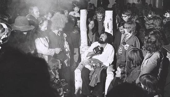 Harald Szeemann在第5届卡塞尔文献展,1972。 图片:Balthasar Burkhard;The Getty Research Institute
