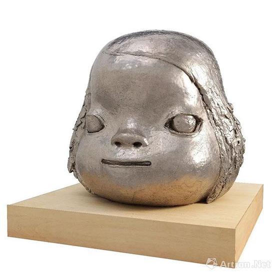 奈良美智(日本,1959年生) 《Otafuku No。 2 (Moon-Faced Woman No.2)》 陶瓷 白金釉雕塑 118 x 127 x 125 cm 2010年作 估价:港元 4,000,000 - 5,000,000