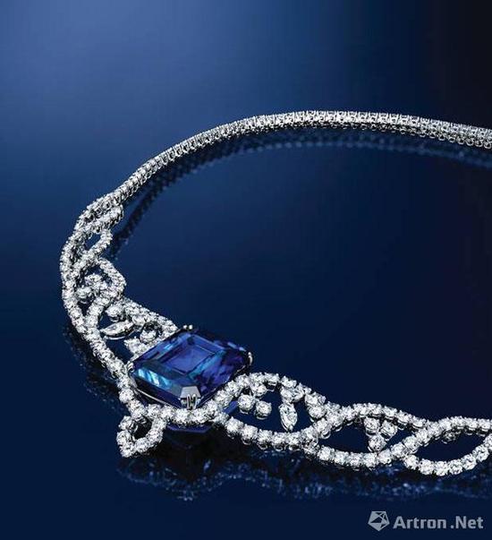 2015 | LOT 3224 宝诗龙设计,91.95克拉缅甸“皇家蓝”蓝宝石配钻石项鍊,未经加热 成交价 HKD 29,500,000