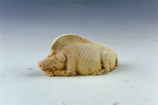 猪 长12cm。肥头大耳,膘肥体壮,俯卧于地。
