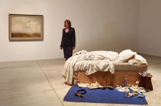 翠西·艾敏在马尔盖特透纳当代艺术馆的展览“Tracey Emin‘My Bed’/JMW Turner“。展览将于2017年10月13日-2018年1月14日举行。图片:Stephen White, courtesy Turner Contemporary