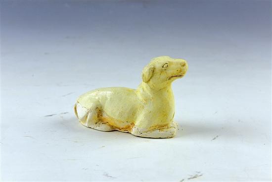 狗 长12cm。抬头仰视,俯卧于地,做聆听状。