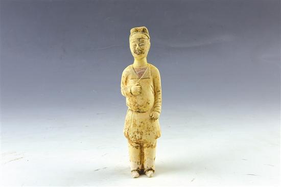 男侍俑 高22cm。头戴幞头,身穿小翻领外衣,一手虚握置于胸,一手握拳置于腰侧。目视前方,似面带忧郁。