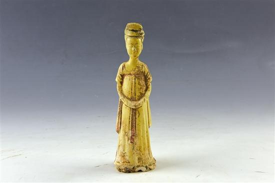 女侍俑 高19cm。头挽高髻,身穿圆领长裙,双手环于腹部。