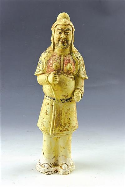 武士俑 高36.4cm。头戴铁盔,身披明光铠,浓眉怒目,大鼻阔嘴,一手虚握置于胸,一手握拳置于腰侧。