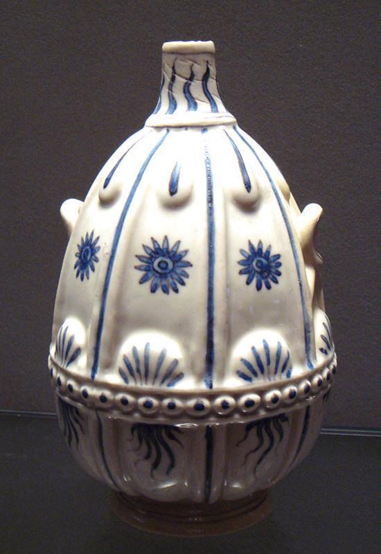 美第奇家族在1575-1587年制作的瓷器,从图中可以看出,他们主要是仿造青花瓷的式样,但是质量并不佳。