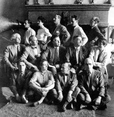 佩吉的公寓/纽约/1942年,图片中包括杜尚、蒙德里安、恩斯特等人