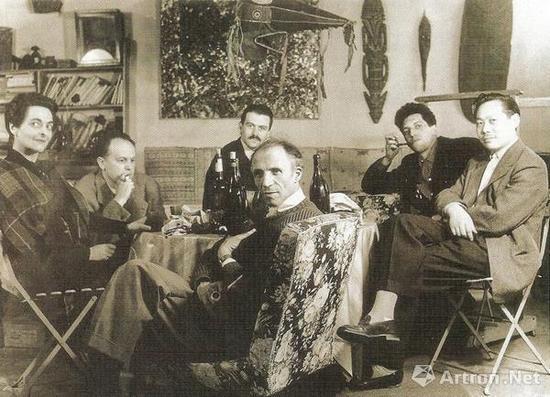 1950年代,初到巴黎的赵无极(右一)与巴黎画皮埃尔·洛布(中)展开合作