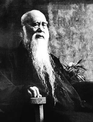 毛泽东在国共合作期间,曾任国民党中央宣传部代部长,所以和许多国民党元老级的要人们都认识。但他最敬重的是大才子于右任先生。