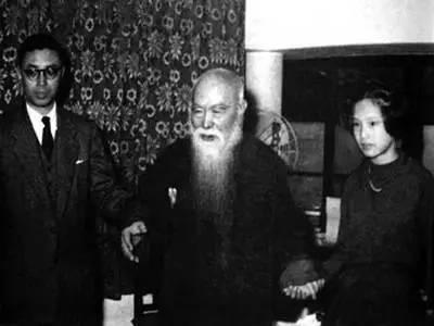 1940年前后,民治小学校长王麟生写信给于,称学校经济困难难以为继。于右任复信云:“我就是穷得卖字,也要支撑这所学校。”