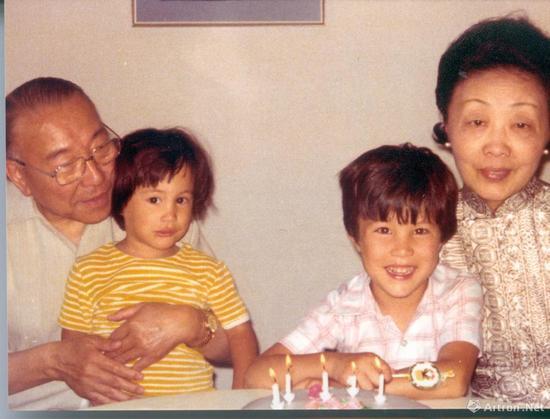 1976年 仇国仕(左二)、哥哥(左三)与祖父仇焱之(左一)及祖母在瑞士尼永