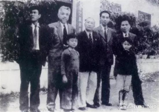 1948年,梁锡鸿(左一)、王道源(左二)、高剑父(中)、阳太阳(右二)、关山月(右一)合影