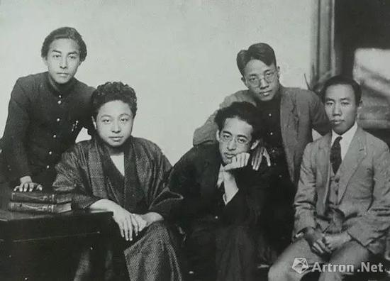 1927年,王道源(左二)与创造社成员摄于日本东京