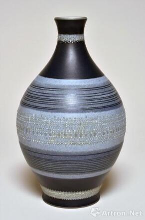 《蓝底内尔维尔瓷瓶》 皮耶·杰库 高30cm,直径18cm 1957年 瓷器 图片来源于杜梦堂