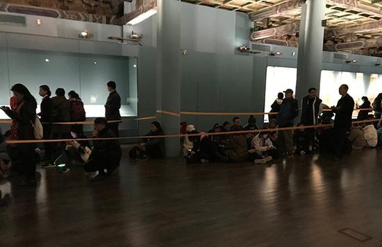 展览现场:排队等候观看《千里江山图》