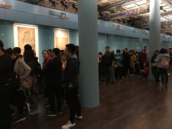 展览现场:排队等候观看《千里江山图》