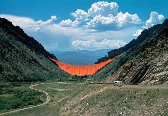 Christo and Jeanne-Claude,Valley Curtain 1972
