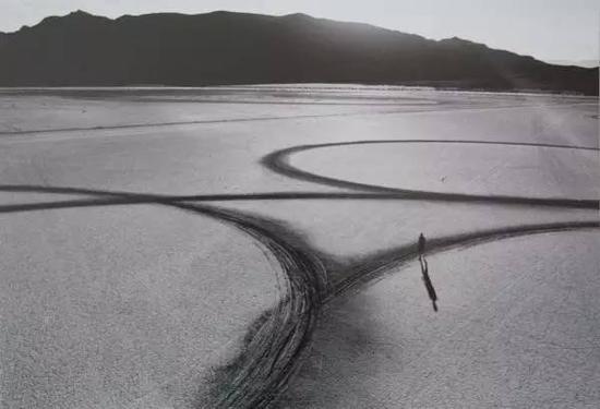 Michael Heizer的大地艺术作品