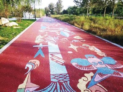 红色跑道上绘制了一条长约千米的斑斓画卷,画卷上有大象、恐龙、高铁、飞机……见习记者李尧摄影