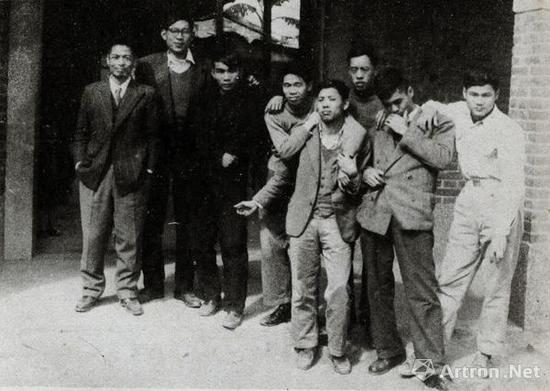 1957年,李仲生(左一)与东方画会陈道明(左二)、李元佳(左三)、萧勤(右二)等成员合照