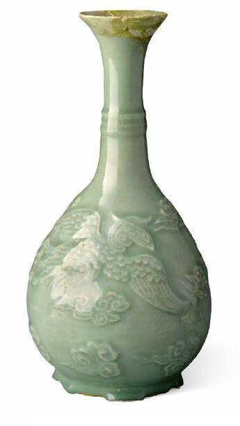 龙泉窑青瓷云凤纹玉壶春瓶 明正德十三年(1518 年)口径7厘米 底径9.3厘米 高29.2厘米 龙泉市道太乡明正德戊寅墓出土 龙泉青瓷博物馆藏