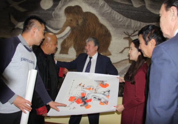 钟鼓楼文华阁国礼书画院常务院长、著名画家闫海春闫海春作品赠送被俄联邦萨哈共和国博览馆永久收藏