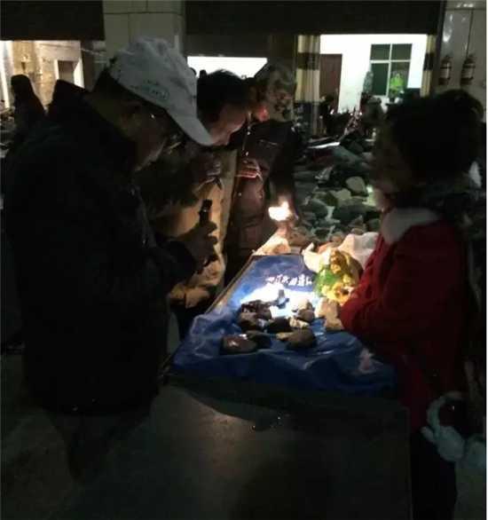 热闹的夜市,放眼望去只看到熙熙攘攘的人群在琳琅满目的翡翠成品、毛料中穿梭。