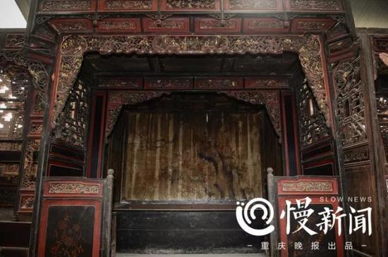 满围床,正面是一张大的手工画