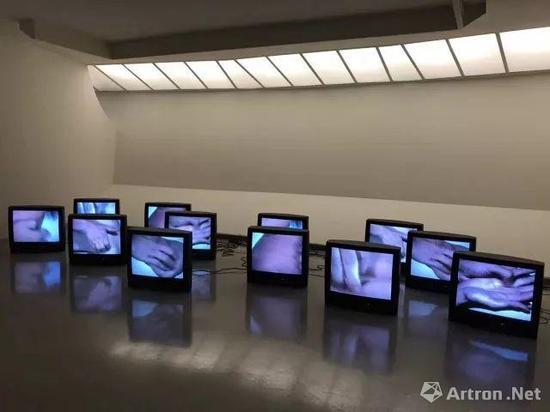 博而励画廊 张培力1996年重要作品《不确切的快感II》于古根海姆博物馆“1989年后的艺术与中国:世界剧场”展出现场
