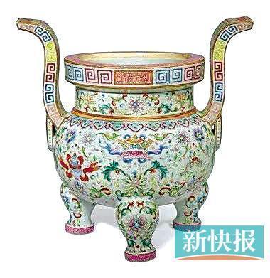 清嘉庆 粉彩八吉祥纹双耳三足炉 高26.9厘米