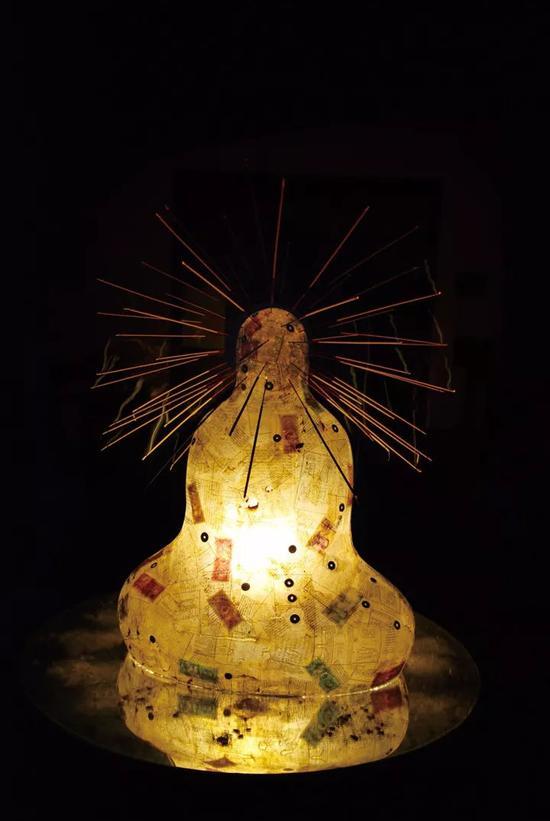 《2009尘系列》尘(1) 尺寸99x84x48cm 材料:水晶胶 佛经 香 铜钱 人民币 时间:2009