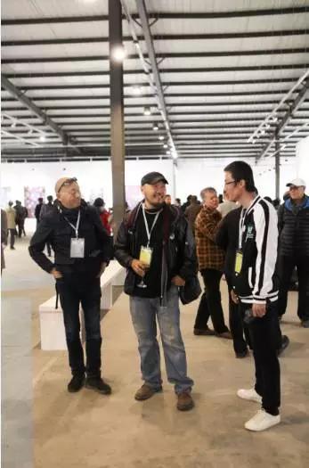 (左起)参展艺术家吴小军 本次展览策展人、展览筹划:傅镭