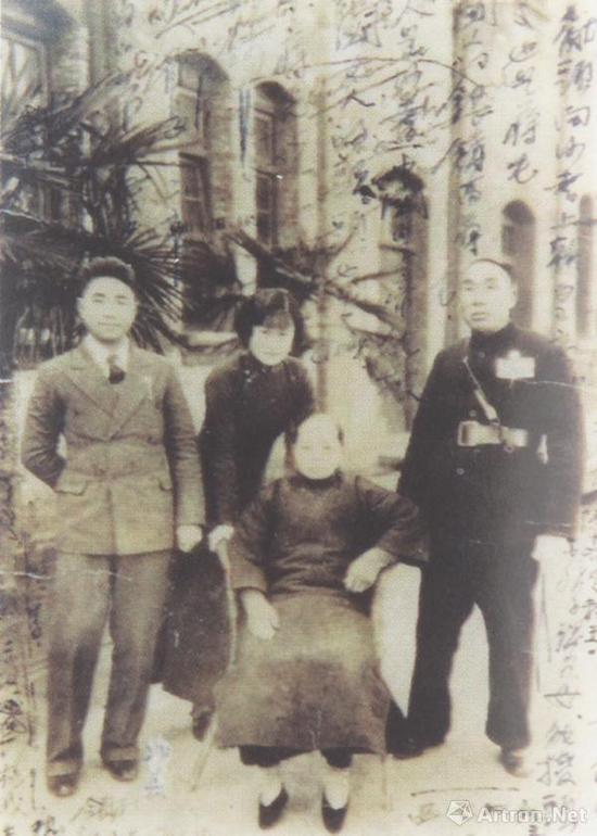 沙耆在一家人的合影上写满了字迹