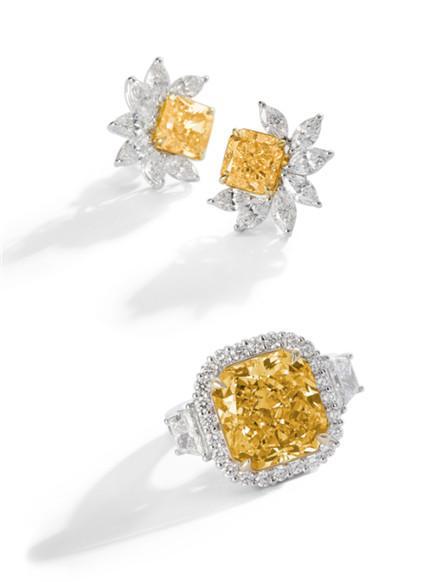 拍品编号2100 FANCY INTENSE YELLOW DIAMOND RING 8.39克拉矩形浓彩黄色VVS1净度钻石配钻石戒指