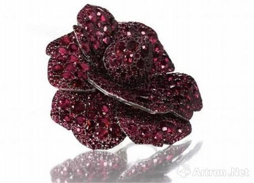 莉莉·萨夫拉(Lily Safra)的胸针