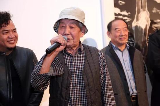 艺术家 郑今东