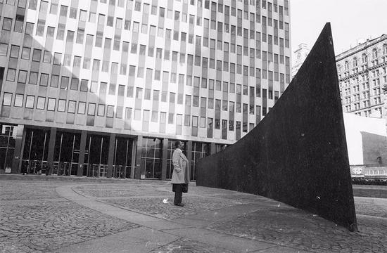 Tilted Arc,Richard Serra,1981。 图源:New York Observer