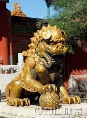 我国古代历来以龙象征皇帝,凤象征皇后,习惯的设置是龙居中间,凤靠边侧。