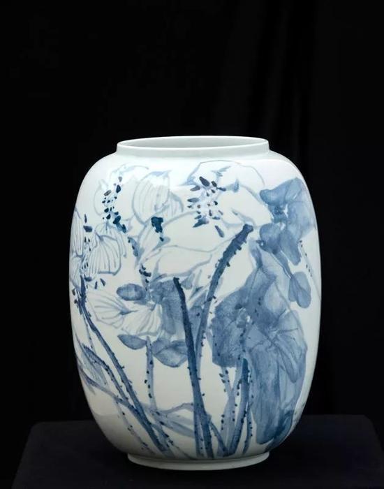 A Pond of Lotus塘荷气, 2010, porcelain, 40 x 28 cm © 曹俊