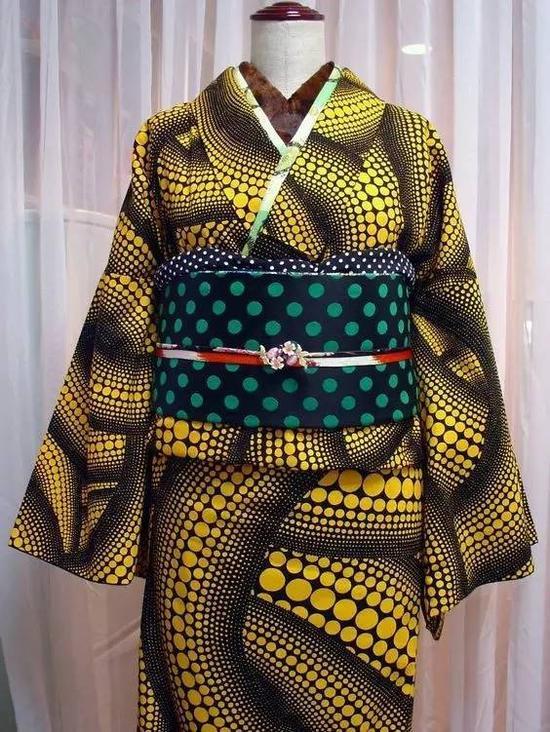 Graphic yellow pattern with a polka dot obi。 Kusama kimono