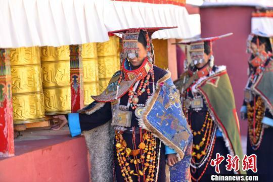 图为巴桑普尺与村民身穿普兰服饰在寺院转经。 周文元 摄