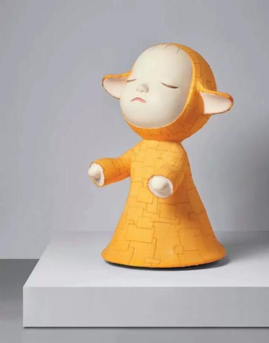 奈良美智《小朝圣者(梦游娃娃)》