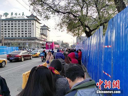 排队的人群。中新网记者 宋宇晟 摄
