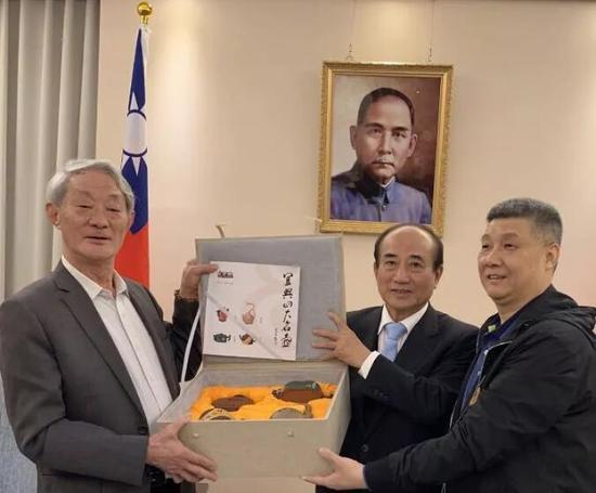 徐建元董事长、程辉大师与台湾前任“立法院长”、国民党前副主席王金平(中)品赏《宜兴四大名壶》