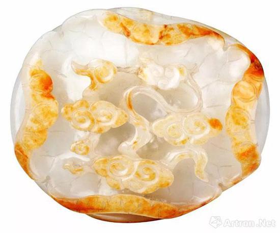 白玉雕荷叶云纹带扣 带扣底长8.5厘米,宽7厘米,厚2.3厘米。